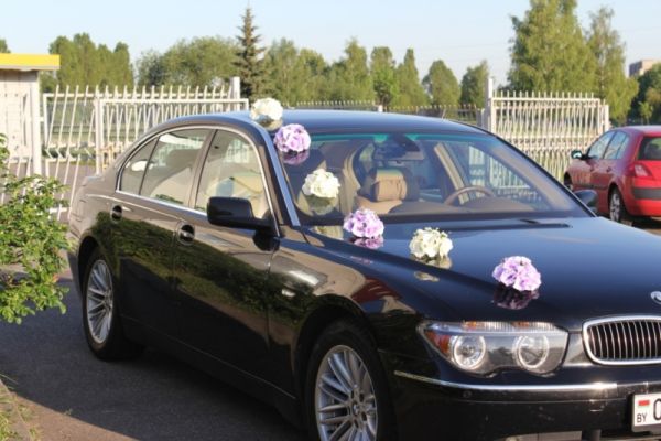 Украшение гостевых машин на свадьбу Украшение гостевых машин на свадьбу
